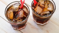 Minum minuman soda lebih dari dua gelas menurut The Kidney Fund bisa mengarah pada peningkatan masalah ginjal. Foto: Getty Images
