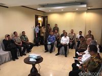 Saat Jokowi Menyimak Serius Penjelasan Teten soal Korban Gempa Aceh