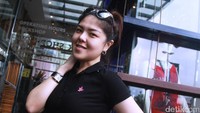 Pose Tina saat di depan kamera. Pool/Gus Mun/detikFoto.
