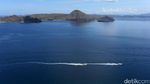 Tangga Kayu yang Mudahkan Traveler ke Puncak Pulau Padar