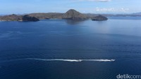 Foto: Pemandangan dari atas pulau yang begitu cantik. Lautan biru dengan perbukitan sekitar begitu memesona (Agung/detikTravel)