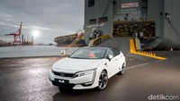 Clarity merupakan salah satu mobil tercanggih Honda saat ini. Mobil menyimpan semua sel bahan bakar di bawah bonnetnya, sehingga memiliki ruang gerak yang cukup luas untuk 5 penumpang di kabinnya. Foto: Honda