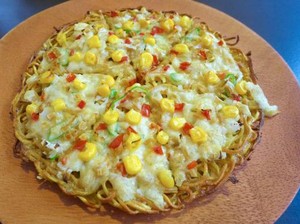 Mau pizza atau Ramen? Keduanya Bisa Dinikmati Dalam Satu Gigitan Ramen Pizza