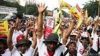 Para petani terlihat kompak mengenakan kaos putih bertuliskan Stop Impor Kentang.