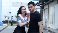 Mereka juga tampak bercanda saat berpose di depan kamera. Pool/Ismail/detikFoto.