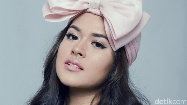 Tampil Cantik ala Raisa dengan Big Bow Turban