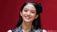 Eve Anotoinette merupakan member termuda di Tim T dan JKT48, usianya baru menginjak 13 tahun pada Oktober 2016 lalu.