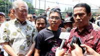 Mendag Enggartiasto Lukita dan Mentan Amran Sulaiman saat dimintai keterangan oleh para wartawan.