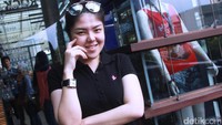 Dara kelahiran 20 Agustus 1993 itu tampil dengan makeup naturalnya. Pool/Gus Mun/detikFoto.