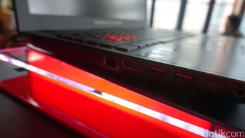 Untuk bagian keyboardnya kedua notebook ini dirancang khusus oleh Asus, membuat tombol WASD yang sering digunakan gamer dengan warna yang berbeda. Selain itu keyboard kedua notebook ini dibuat anti-ghosing.  (Foto: detikINET/Adi Fida Rahman)