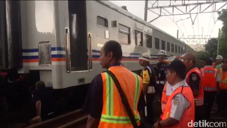 Kereta Fajar Utama Anjlok di Matraman Jaktim