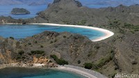 Foto: Pulau Padar memiliki posisi yang sejajar dengan Pulau Rinca dan Pulau Komodo (Agung/detikTravel)