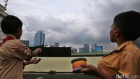 Rooftop tersebut juga dijadikan sebagai tempat bermain layang-layang.