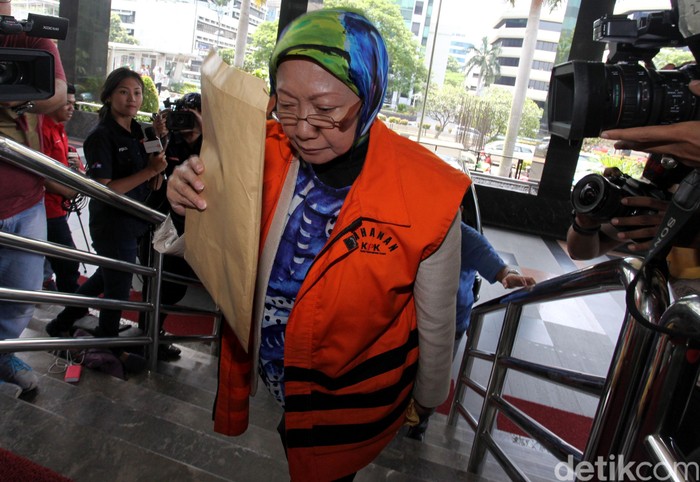 Usai Diperiksa KPK 5 Jam, Atty Diam dan Tutupi Wajah dengan Map
