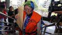 Atty tidak memberikan keterangan apapun ketika tiba di gedung KPK.