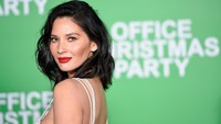 Gaya sensual Olivia Munn saat tampil di Office Christmas Party di Regency Village Theatre, Los Angeles. Foto: Matt Winkelmeyer/Getty Images