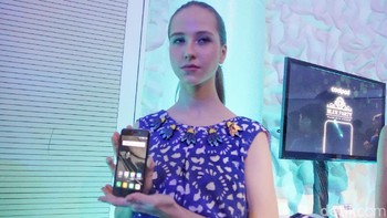 Coolpad membenamkan sensor berukuran 8 MP dengan aperture f/2.2. Kamera ini memiliki angle seluas 80,1 derajat yang dapat mencakup lebih banyak orang untuk selfie. (Foto: detikINET/Adi Fida Rahman)