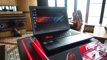 Yang pertama adalah notebook seri ROG GL553. notebook ini hadir dengan bentangan layar 15 inch. Asus memodalinya dengan prosesor Intel Core i7-670HQ dan Nvidia GTX 960M. (Foto: detikINET/Adi Fida Rahman)