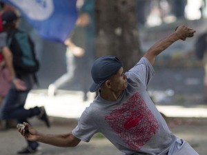 Tak dibayar, Pekerja Brasil Bentrok dengan Pasukan Anti Huru Hara