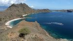 Tangga Kayu yang Mudahkan Traveler ke Puncak Pulau Padar
