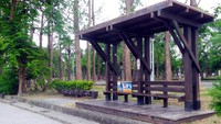 Program revitalisasi sungai juga termasuk pengadaan sarana dan prasarana yang membuat nyaman warga. Ada shelter yang bisa untuk duduk-duduk, serta tempat untuk memarkir sepeda  (Wahyu/detikTravel)