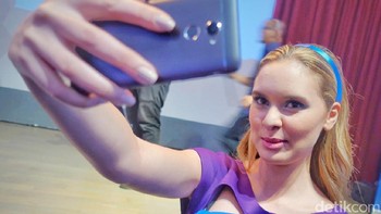 Salah satu keunggulannya kamer selfie mumpuni. (Foto: detikINET/Adi Fida Rahman)