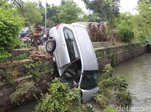 Hindari Biker, Mobil Warna Silver Kecemplung Sungai