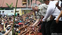 Sejalan dengan tuntutan petani, Menteri Perdagangan Enggartiasto Lukita terlihat menyalami para pendemo.