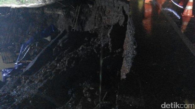 Bahu jalan KM 17 Tol Jakarta-Cikampek amblas