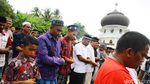 Warga Aceh Salat Jumat di Sekitar Reruntuhan Masjid