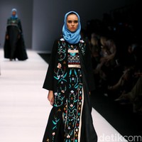 Koleksi Vivi Zubedi yang mengangkat tema Les Abayas di Jakarta Fashion Week 2017. Senayan City. Jakarta. [Foto: Mohammad Abduh/Wolipop