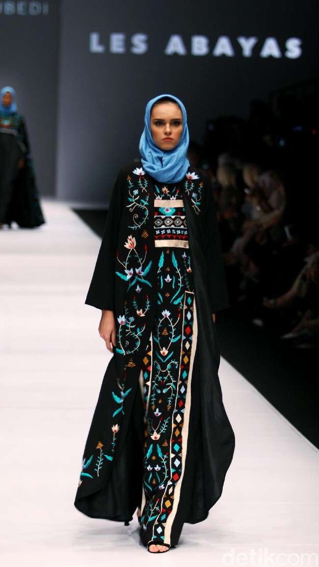 Koleksi Vivi Zubedi yang mengangkat tema Les Abayas di Jakarta Fashion Week 2017. Senayan City. Jakarta. [Foto: Mohammad Abduh/Wolipop