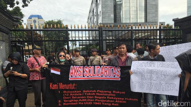 Mahasiswa demo di depan Polda Metro Jaya