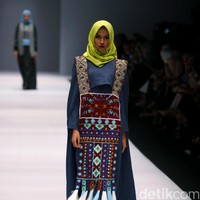 Koleksi Vivi Zubedi yang mengangkat tema Les Abayas di Jakarta Fashion Week 2017. Senayan City. Jakarta. [Foto: Mohammad Abduh/Wolipop