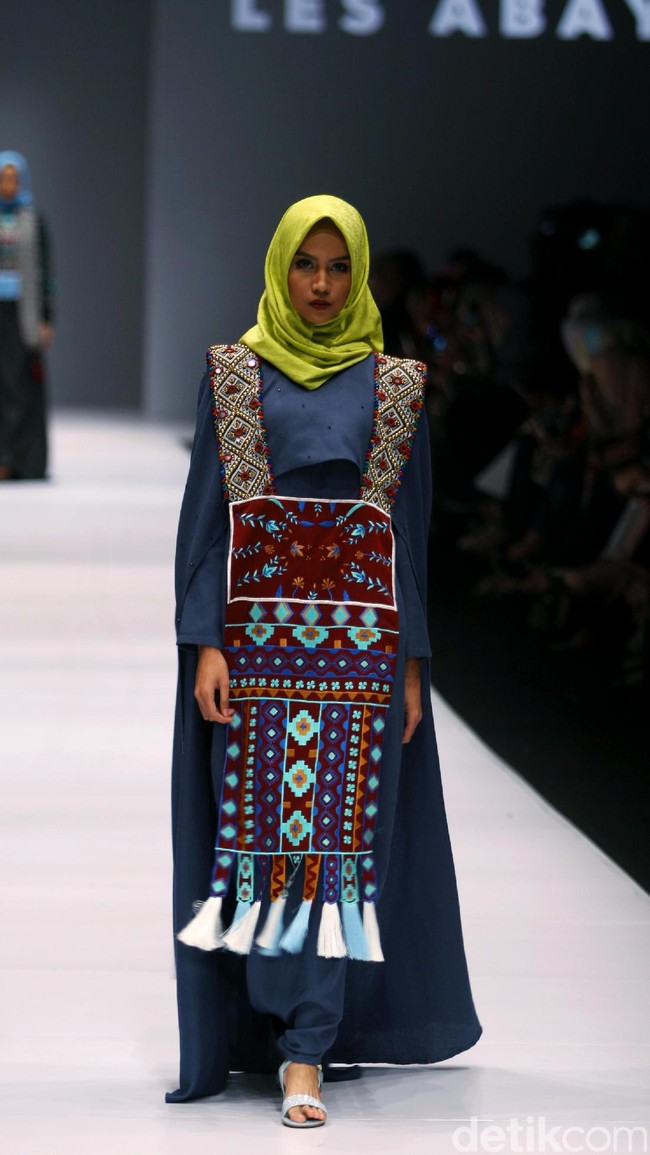 Koleksi Vivi Zubedi yang mengangkat tema Les Abayas di Jakarta Fashion Week 2017. Senayan City. Jakarta. [Foto: Mohammad Abduh/Wolipop