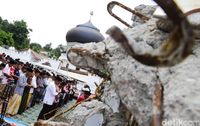 Momen Dramatis Korban Gempa Aceh Salat di Halaman Masjid yang Roboh