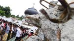Warga Aceh Salat Jumat di Sekitar Reruntuhan Masjid