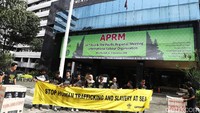 Suasana di depan kantor Kemenaker saat Serikat Buruh Migran Indonesia menggelar aksi mereka.