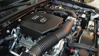 Toyota memamerkan Fortuner TRD di Oman International Motor Show 2016. Saud Bhawan sebagai distributor resmi Toyota di Oman memajang Toyota Fortuner TRD bermesin V6 4.000 cc. Fortuner ini dilengkapi paket aksesori TRD. Versi ini lebih sporti dengan grille depan berbentuk jala lengkap dengan lencana TRD. Foto: Pool (Indianautoblogs)
