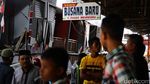 Warga Evakuasi Barang yang Tertimbun Reruntuhan