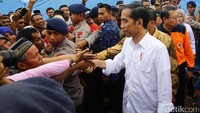 Jokowi menyalami korban gempa.