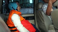Atty Suharti meninggalkan gedung KPK.