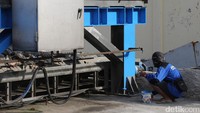 Petugas melakukan perawatan rutin dengan mengecat sjumlah fasilitas pintu air Kalijodo.