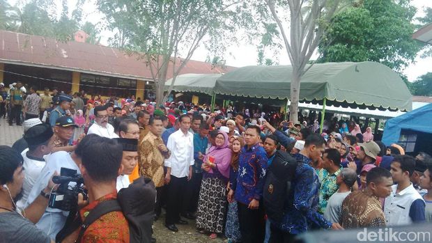 Jokowi Bagi-bagi Buku dan Suvenir di Posko Pengungsi Gempa Aceh