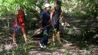 Seorang ranger (membawa tongkat) menemani turis mancanegara di Pulau Rinca.