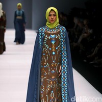 Koleksi Vivi Zubedi yang mengangkat tema Les Abayas di Jakarta Fashion Week 2017. Senayan City. Jakarta. [Foto: Mohammad Abduh/Wolipop