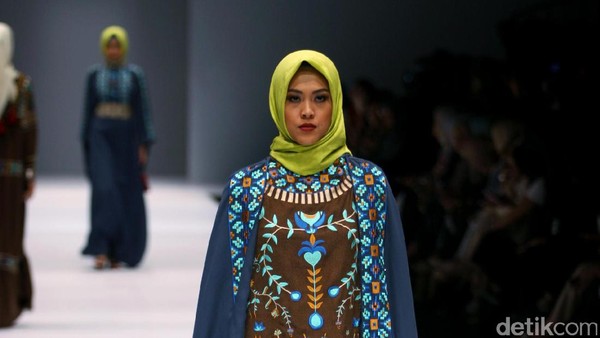 Foto: Koleksi Vivi Zubedi di Jakarta Fashion Week 2017