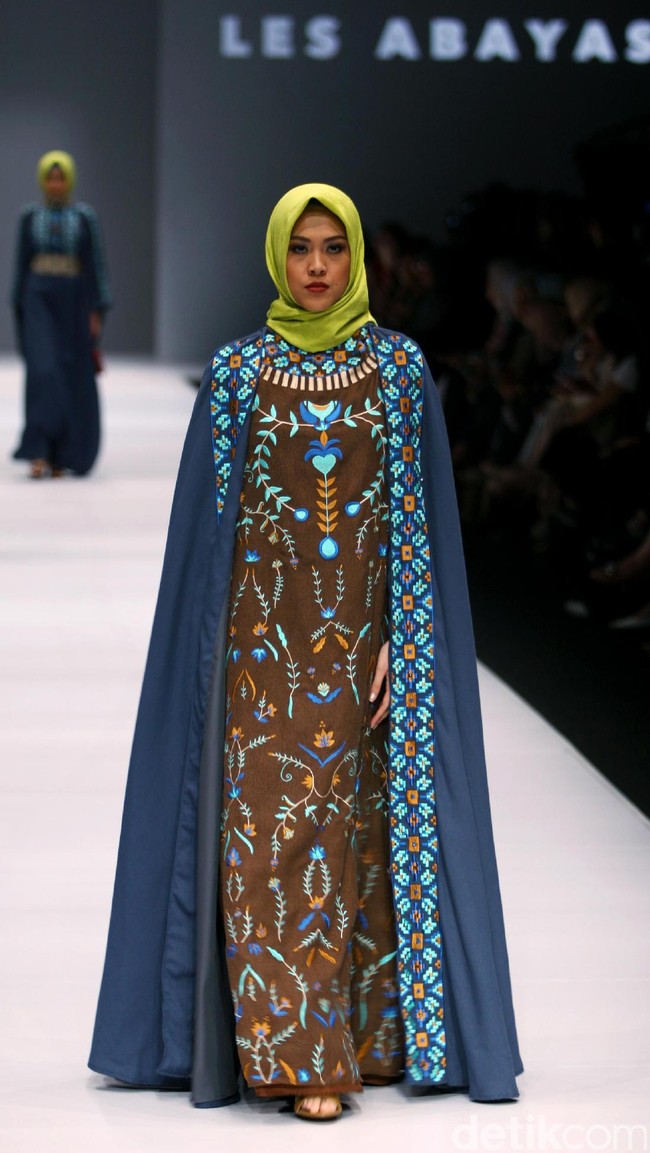 Koleksi Vivi Zubedi yang mengangkat tema Les Abayas di Jakarta Fashion Week 2017. Senayan City. Jakarta. [Foto: Mohammad Abduh/Wolipop