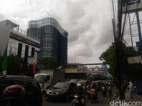 Penyeberang Jalan di Mampang: Bertaruh Nyawa karena Enggan Naik Jembatan