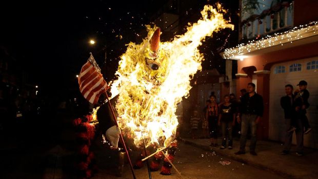 Usir Roh Jahat, Warga Guatemala Bakar Boneka Donald Trump